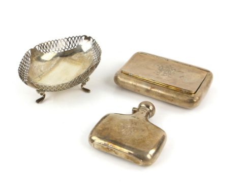 George V silver hip flask, by Joseph Rodgers & Sons, Sheffield 1923, 8 cm wide, together with a silver table snuff box and a 