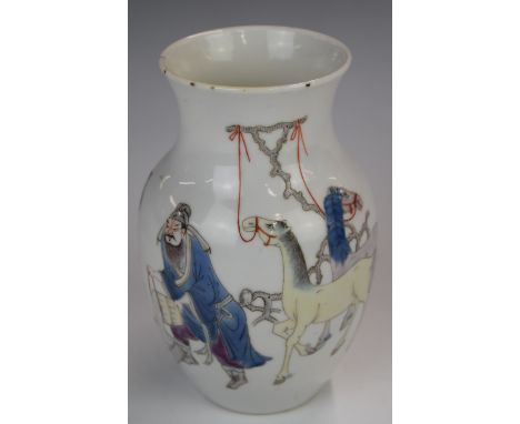 Chinese Kangxi vase decorated with a figure watering two horses, with six character mark to base, height 15cm