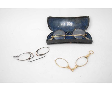 Quantity of vintage spectacles and cases