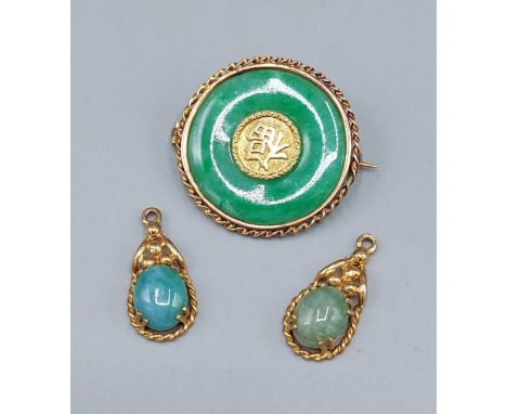 A Chinese jade 18ct gold mounted brooch together with a pair of similar small drop pendants 