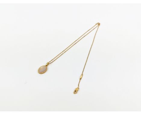 AN 18CT GOLD VAN CLEEF AND ARPELS NECKLACE, with a mother of pearl oval pe3ndant, 3.92 grams. 