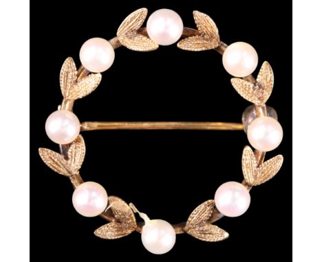 A mid 20th Century pearl-set yellow metal laurel wreath brooch, 27 mm, 2.8 g