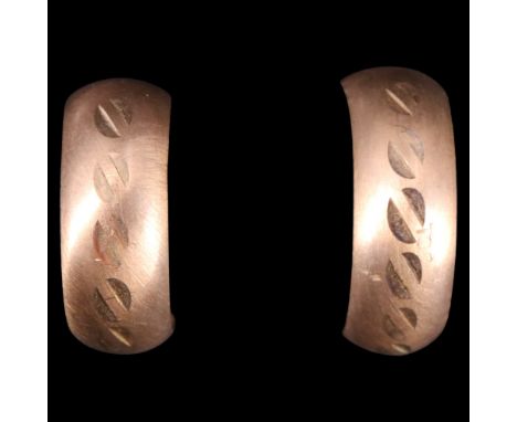 A pair of vintage yellow metal frosted hoop earrings, 0.8 g 