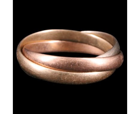 A three-colour 9 ct gold interlocking three-band finger ring, Q, 3.4 g