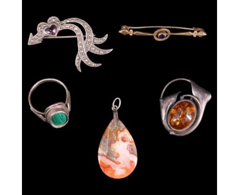A small group of vintage jewellery including a marcasite Cupid's arrow and heart brooch, a malachite ring and an agate pendan