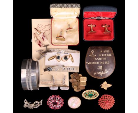 A small group of antique and vintage costume jewellery including a late 19th / early 20th Century "Forget Me Not" brooch, whi