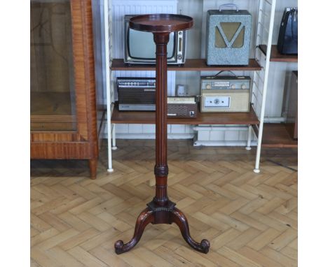 A reproduction Georgian mahogany tripod torchiere, 28 cm x 108 cm 