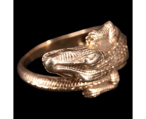 A vintage 9 ct gold crocodile or alligator ring, Q, 8.5 g 