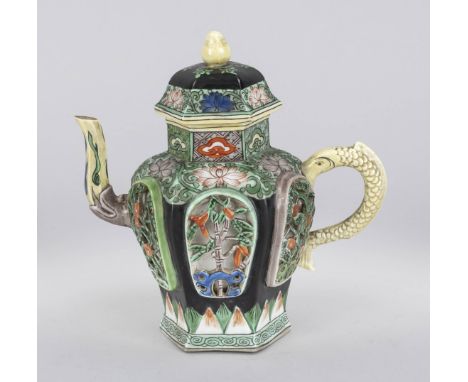 Teekanne der famille verte im Kangxi-Stil, China, Porzellan mit polychromer Glasurbemalung und zahlreichen Durchbruchsarbeite