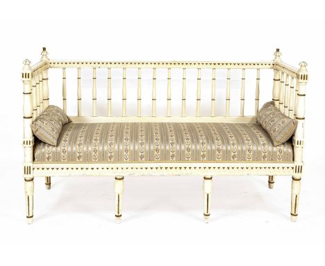 Sofa/Sitzbank im gustvianischen Stil um 1900, Holz weiß und Gold bemalt, 85 x 148 x 52 cm.
