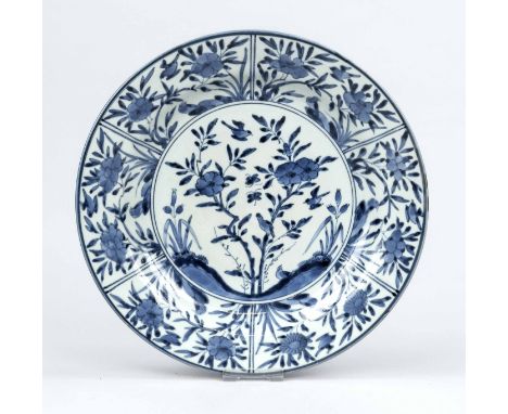 Blau-Weiß-teller im Kangxi-Stil, China, 20.Jh., Porzellan mit kobaltblauem Blau-Weiß-Dekor von Blumen und Vögeln, D 31,5cm