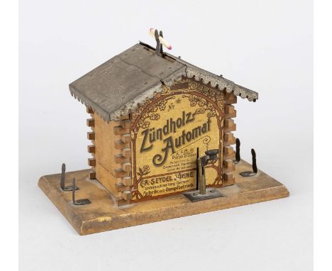 Tisch-Streichholzspender ''Brennhütte'', Deutschland Ende 19. Jh., Holz und Eisenblech. Seitlich des Hauses kleine Halter für