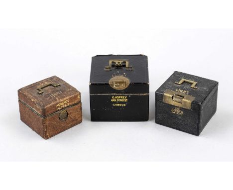 Set von 3 Reise-Taschenlampem, England 2. H. 19. Jh., Messing/Metall mit Lederauflkage mit Goldprägung. Innen Container für S