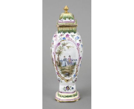 Rokoko-Deckelvase, Veuve Perrin, Marseille, 1740-1803, Fayence, heller Scherben, eckige Balusterform auf oktogonalem Stand, p