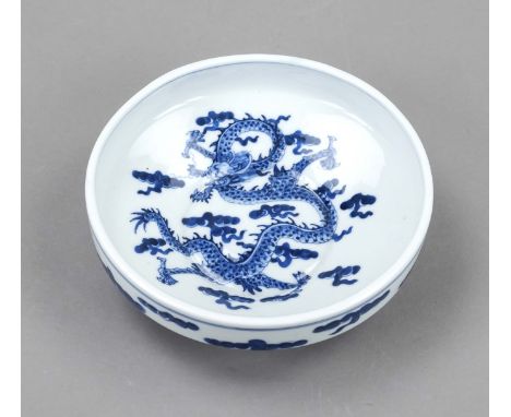 Drachenschale, Qing-Periode(1644-1911) Kangxi-Periode(1662-1722) oder später, Porzellan mit kobaltblauem Unterglasurdekor ein