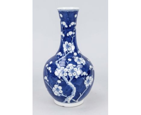 Blaue Vase mit weißen Blüten, China, 20.Jh., Porzellan mit kobaltblauem ins Negativ gesetzten Glasurdekor, Vierzeichenmarke K