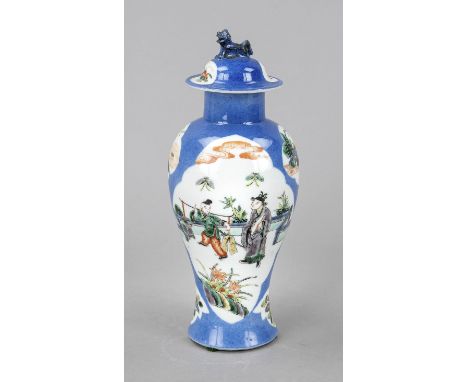 Vasse powder blue, China, Porzellan mit blauem Fond, Dekor von Palastszenen in polychromen Emaillefarben in den Bildfeldern, 