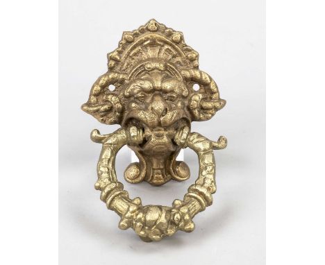 Türklopfer, Ende 19. Jh., Messing/Bronze. Gehörntes Maskaron mit großem, ornamentierten Ring im Maul, H. 15 cm