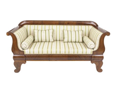 Biedermeier-Sofa um 1830, Mahagoni furniert und massiv, zeittypischer Streifenbezug, 100 x 200 x 72 cm.