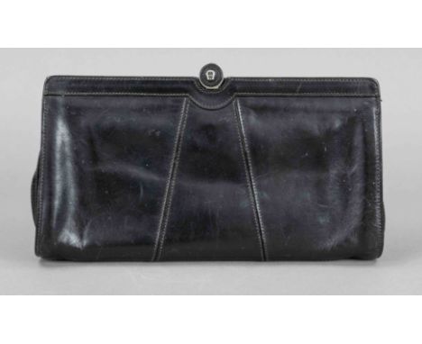 Aigner, Vintage Clutch, schwarzes Glattleder, silberfarbene Hardware, kleiner Klappverschluss mit appliziertem Logo, Innenleb