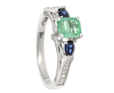 Smaragd-Saphir-Ring WG 750/000 mit einem im Smaragdschliff fac. Smaragd 0,89 ct in einem leuchtenden Grün, transparent mit in