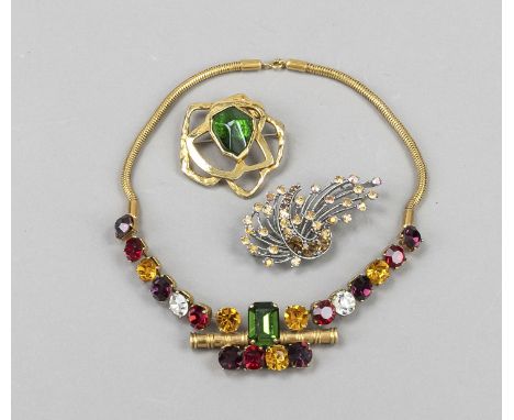 Konvolut Vintage Modeschmuck, bestehend aus einem Collier und zwei Broschen, gold- bzw. silberfarbenes Metall mit polychromem