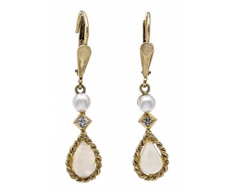 Opal-Ohrringe GG 333/000 mit 2 tropfenförmigen Milchopal-Cabochons 7 x 4,5 mm (eine Spitze mit Abplatzer), zwei Achtkant-Diam