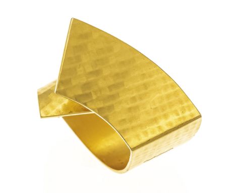 Offen gestalteter Design-Ring GG 750/000 mit mattierter, leicht changierender Hammerschlag-Optik, B. 12,3 mm, RG 56, ungedeut