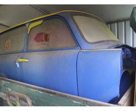 Teil-Karosserie Trabant P 601 K, VEB Sachsenring, blau, unbekanntes Baujahr, Erstzulassung 27.07.1986, kein Tacho vorhanden, 
