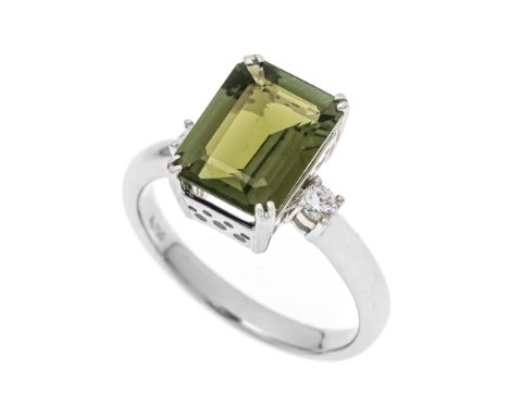 Turmalin-Brillant-Ring WG 750/000 mit einem im Smaragdschliff fac. Turmalin 2,66 ct in einem leicht gelbstichigen Grün, Augen