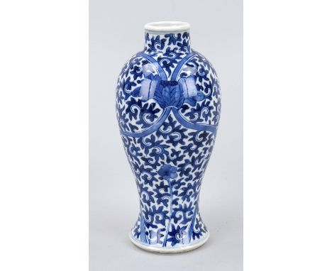 Blau-Weiß-Vase mit Rankendekor, China, um 1900, Porzellan mit kobaltblauem Unterglasurdekor von Rankenrapportmuster, apokryph