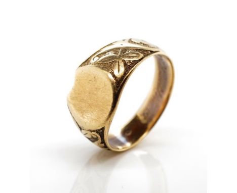 Antique 14ct yellow gold signet ring with a plain horse shoe cartouche for engraving. Marked Dogs head 4, IW. Approx 8.4 gram