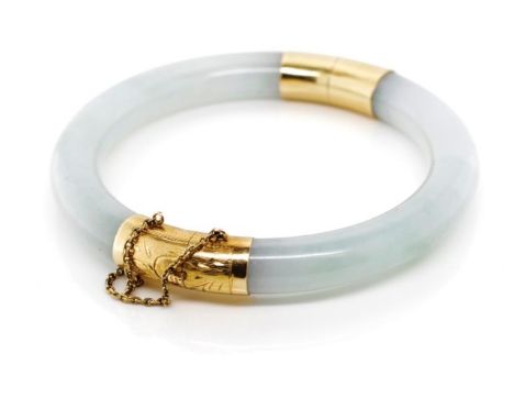Oriental jade and 14ct yellow gold bangle with hinge, box clasp and safety chain. Approx inside with 53mm