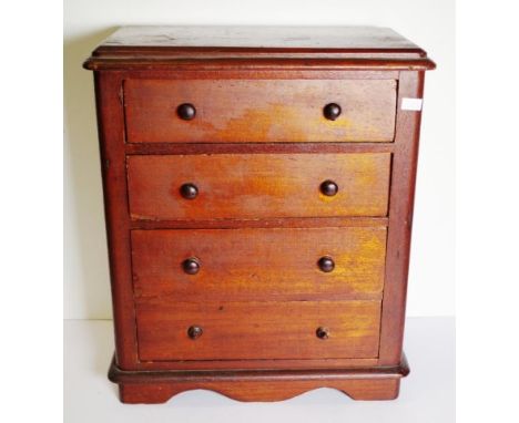 Vintage cedar apprentice chest of drawers 4 drawers, (damage to 3 draw pull handles), (height 40cm, width 34cm, depth 18cm ap