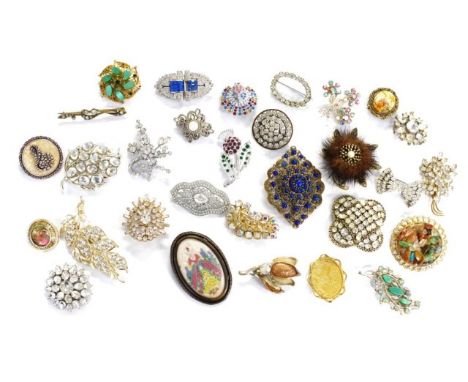 A collection of vintage costume jewellery brooches