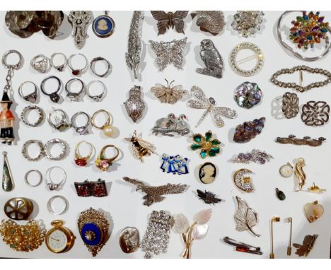 Mixed costume jewellery to include Abalone and silver items, silver tone dress rings, earrings, vintage brooches to include e