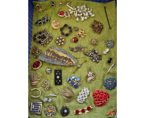 Collection of vintage and other brooches to include: flowers, insects, poppies etc.  (B.P. 21% + VAT) 
