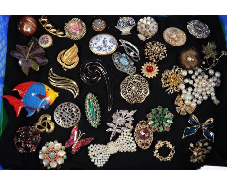 Collection of vintage and other brooches, to include: fish, millefiori, floral etc.   (B.P. 21% + VAT) 