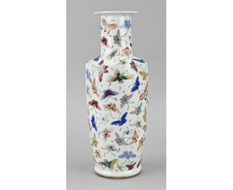 Old Chinese porcelain vase with a decor of enamel butterflies. Six character bottom mark. Dimensions: H 28.8 cm. In good cond