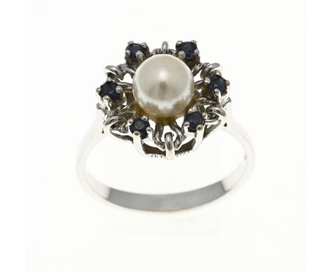 White gold ring, 750/000, with pearl and sapphires. Ring with an openwork rosette, set in the center with a pearl, Ã¸ 6.5 mm.