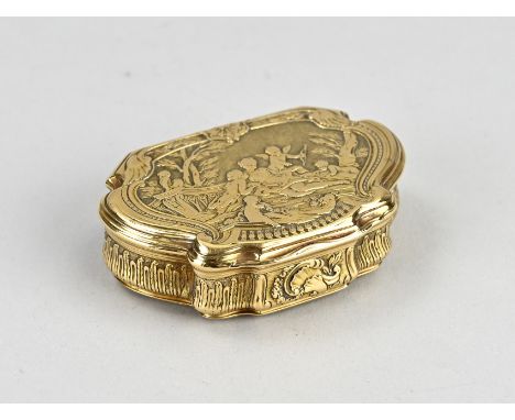 Capital antique gold snuff box, museum piece, France first half of the 18th century, contoured model richly decorated with ac