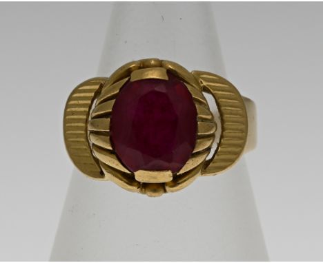 Yellow gold ring, 750/000, with ruby. Ring with an oval head with lines and ribbed decor and set with an oval faceted ruby. R