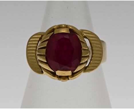 Yellow gold ring, 750/000, with ruby. Ring with an oval head with lines and ribbed decor and set with an oval faceted ruby. R