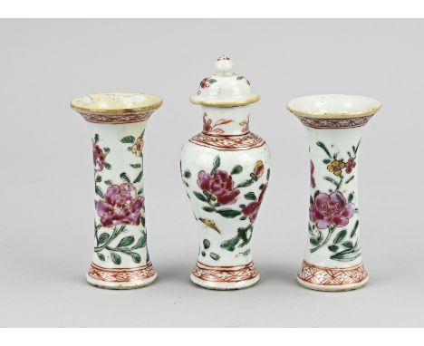 Three-piece 18th century Chinese porcelain miniature cabinet set. Rose family. One vase damaged. Dimensions: H 9 - 11 cm. In 