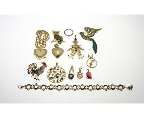 Lot of various double jewelry with various pendants, brooches with enamel, a necklace with watch, ring and a bracelet. In rea
