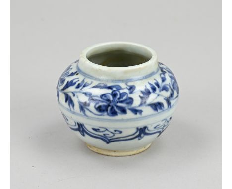 Small Chinese porcelain ball vase with floral decor. Dimensions: H 6 x Ã˜ 8 cm. In good condition.