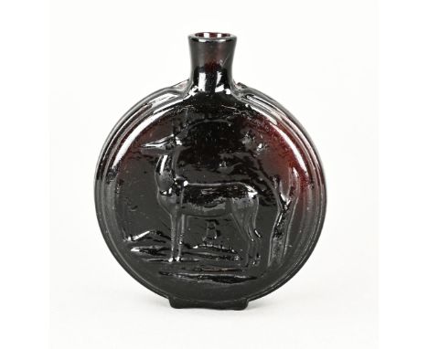 18th century glass hunting flask with game depiction. Dimensions: 13 cm. In good condition.