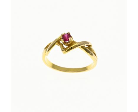 Gold ring, 750/000, with ruby. Ring with an angular zigzag head, fitted with a soldered four-legged chaton set with a round f