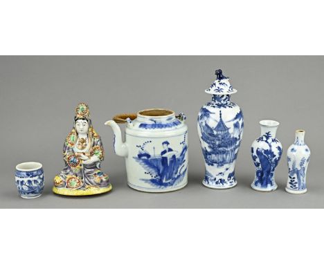 Six parts of antique Chinese porcelain. 18th - 19th Century. 1x Queng lung barrel with landscape decor, good. 1x Pipe vase, f