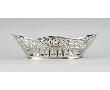 Beautiful silver bread basket, 833/000, oval model with a contoured edge and with sawn floral and bar decor. The basket has a